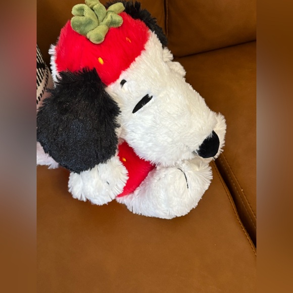 Snoopy Warmer as a Strawberry Plush - Picture 6 of 8